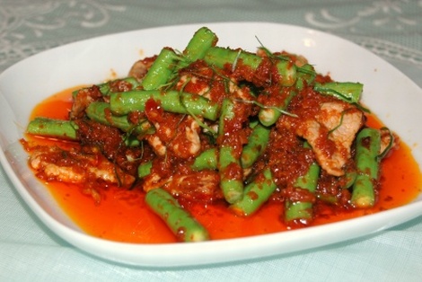 Smażona Wieprzowina z Zieloną Fasolą i Pastą Chilli